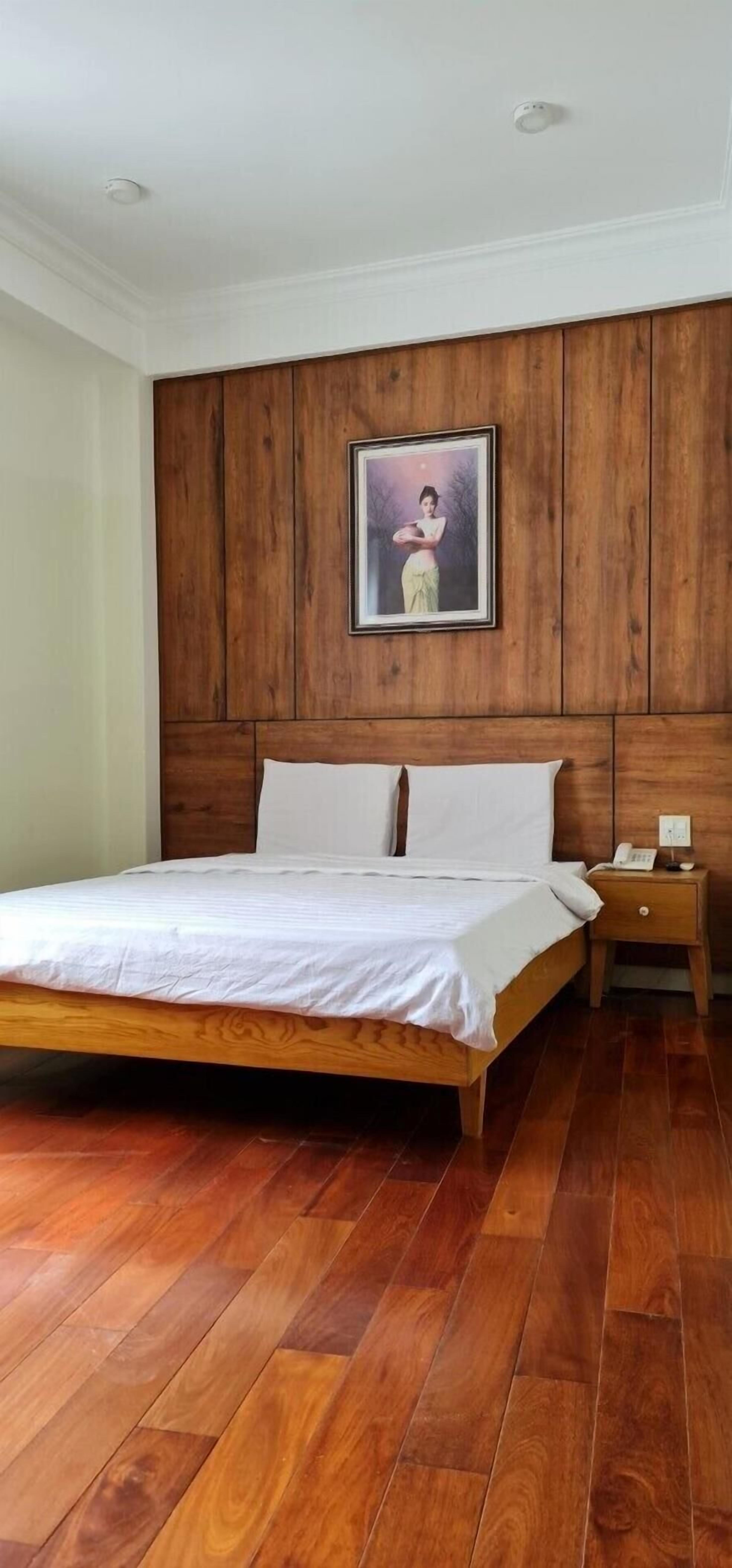 Minibar, desk, free WiFi