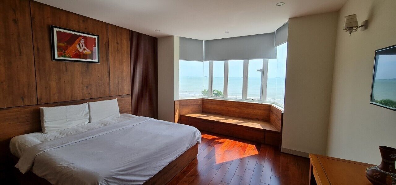 Minibar, desk, free WiFi