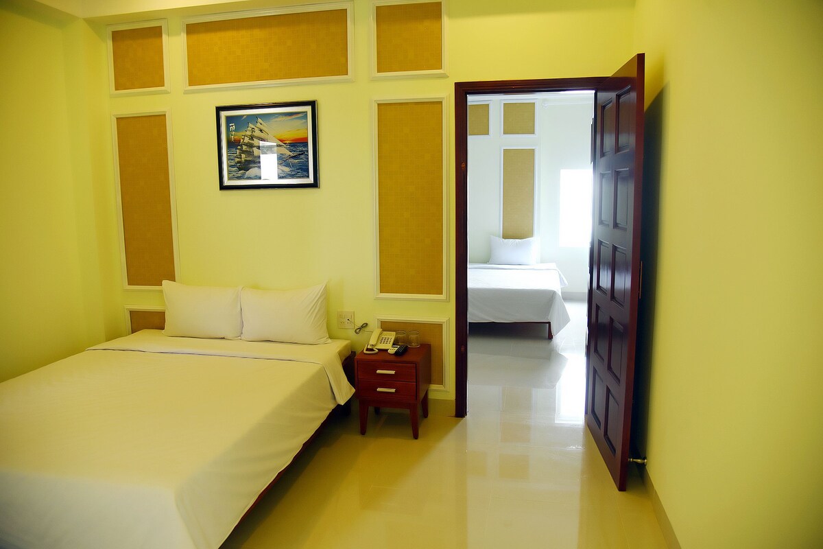 Minibar, desk, WiFi (free)