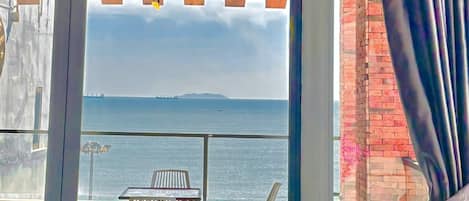 Dormitorio compartido familiar, varias camas, vista al mar | Terraza o patio