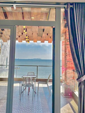 Dormitório compartilhado família, várias camas, vista para o mar | Terraço/pátio