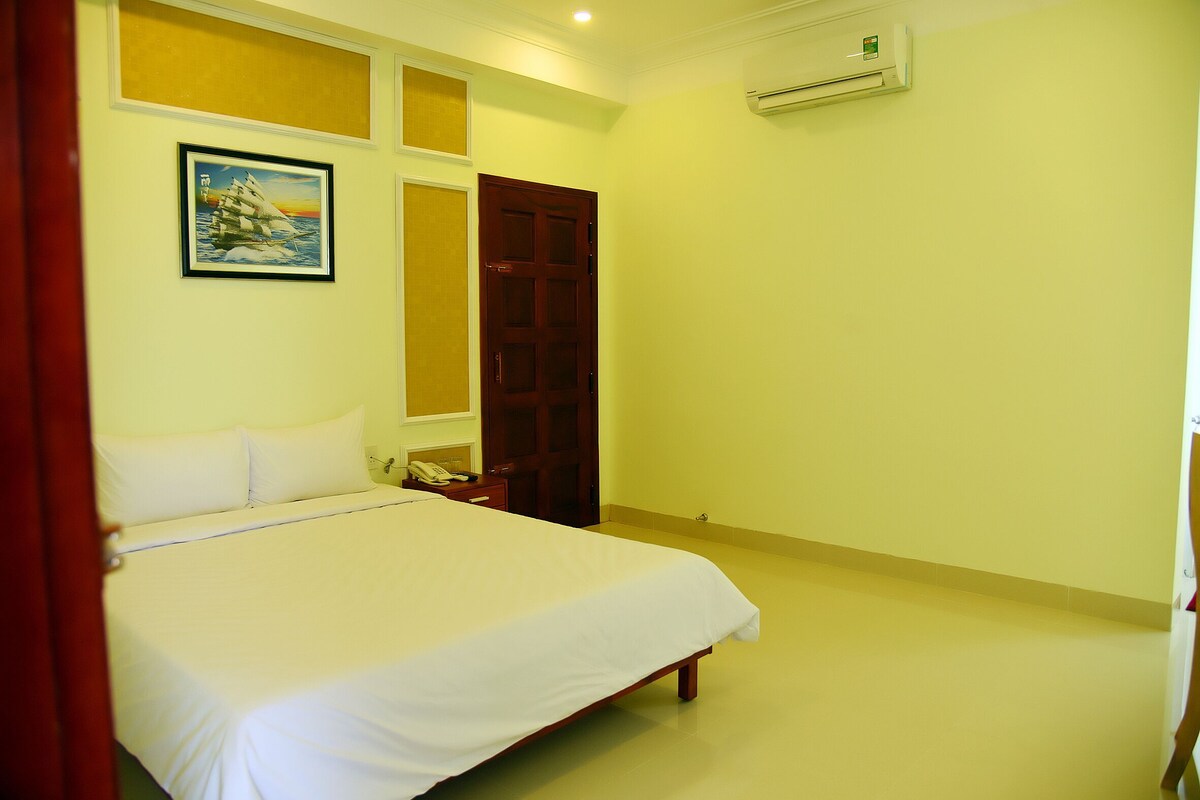 Minibar, desk, WiFi (free)