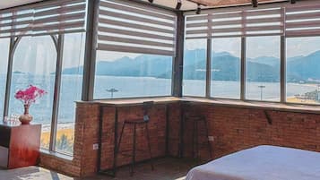 Minibar, escritorio y wifi gratis