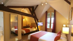 Comfort Triple Room | Premium bedding, desk, soundproofing, WiFi (free) - Hôtel Henri IV (Coutras)