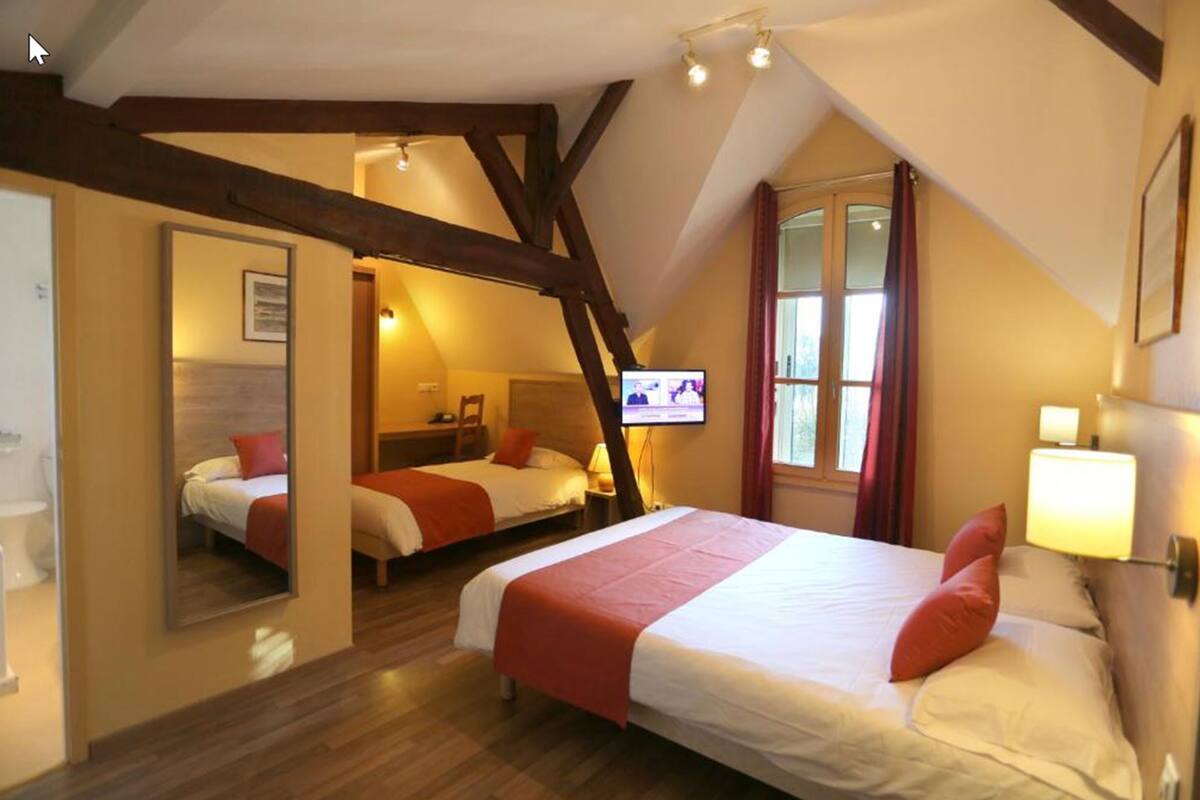 comfort triple room | premium bedding, desk, soundproofing, free wifi