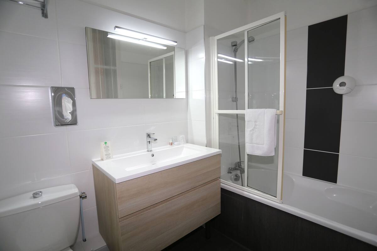 deluxe double room | bathroom | free toiletries, towels
