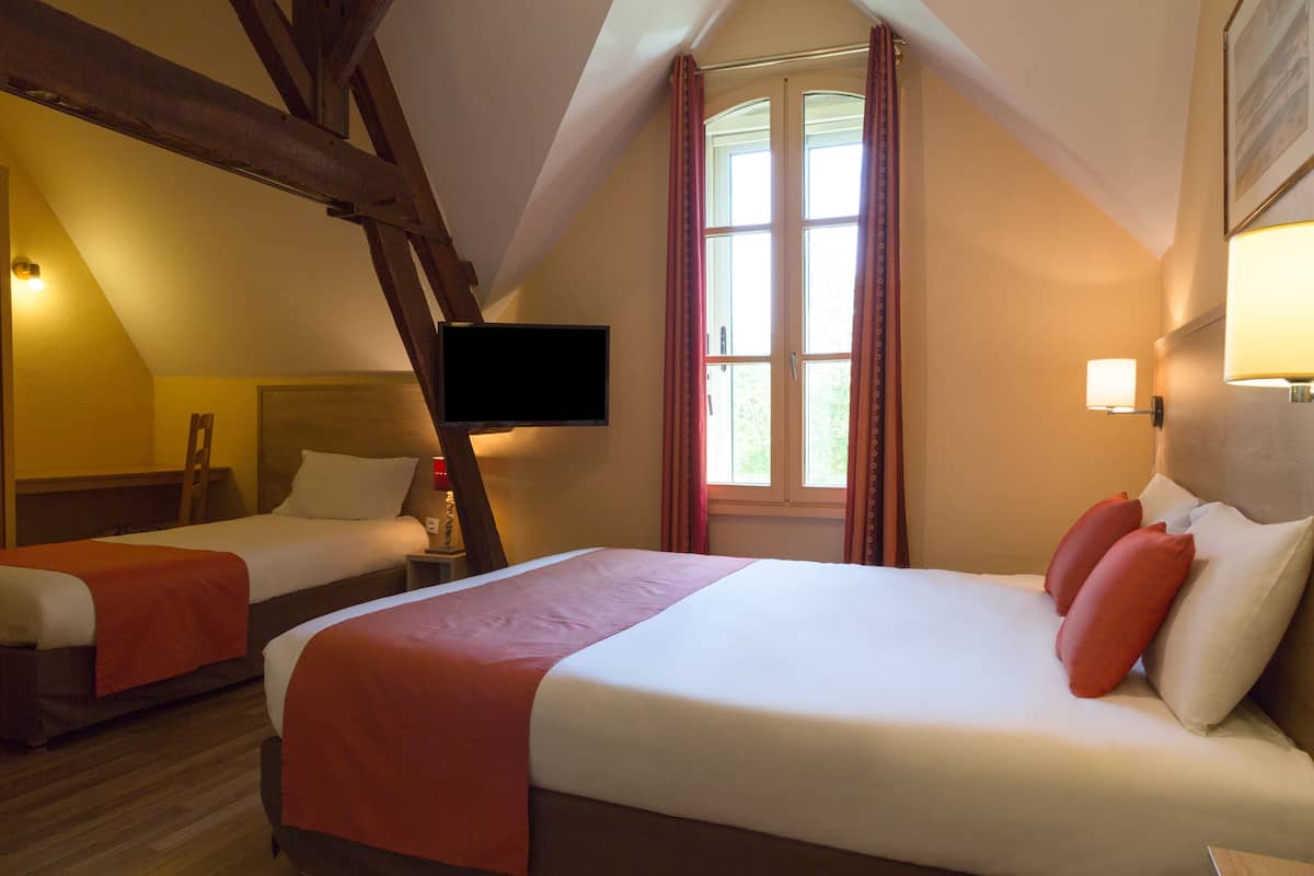 Comfort Triple Room | Premium bedding, desk, soundproofing, free WiFi