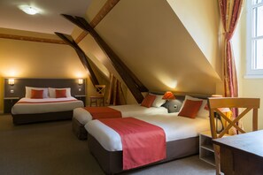 Habitación cuádruple Confort | Ropa de cama de alta calidad, escritorio, insonorización y wifi gratis 