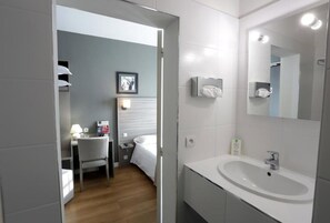 Classic Double Room | Premium bedding, desk, soundproofing, free WiFi - Hôtel Henri IV (Coutras)