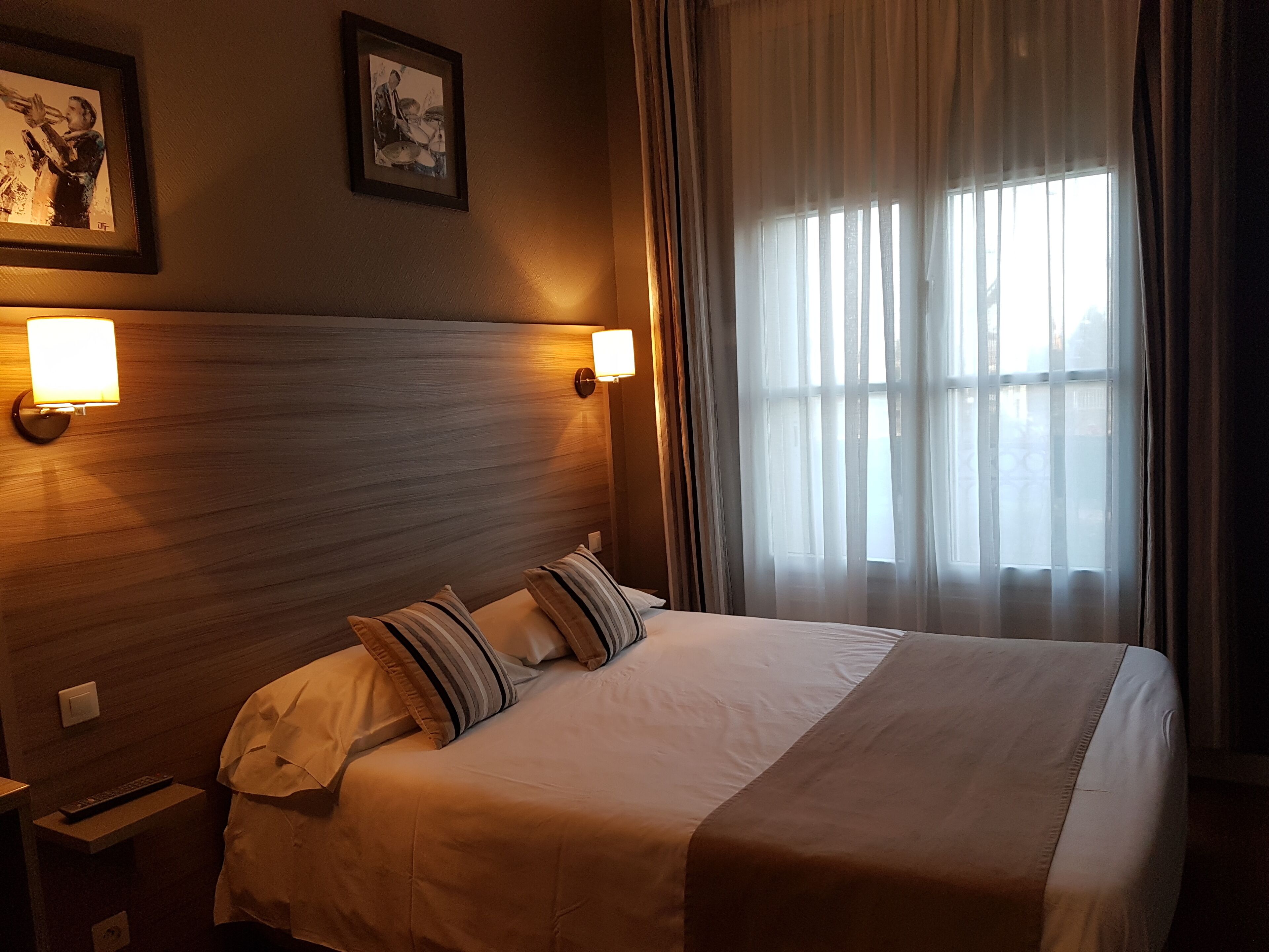 classic double room | premium bedding, desk, soundproofing, free wifi