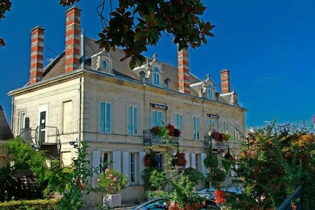 Front of property. Hôtel Henri IV
