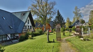 Ein Wohngebiet mit Häusern, einem gepflegten Rasen und einem Gartentor.