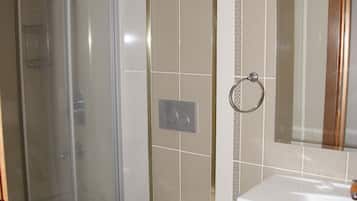 Family Room | Bathroom | Shower, free toiletries, hair dryer, towels