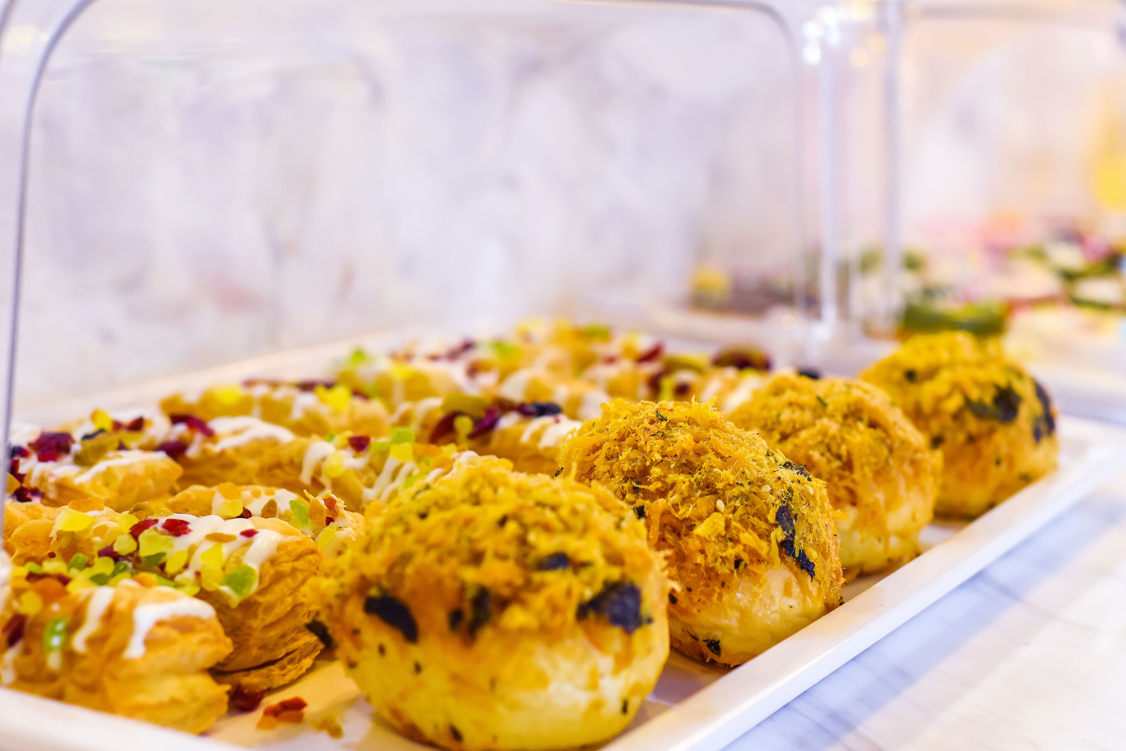 Een schaal gebak met diverse toppings en decoraties.