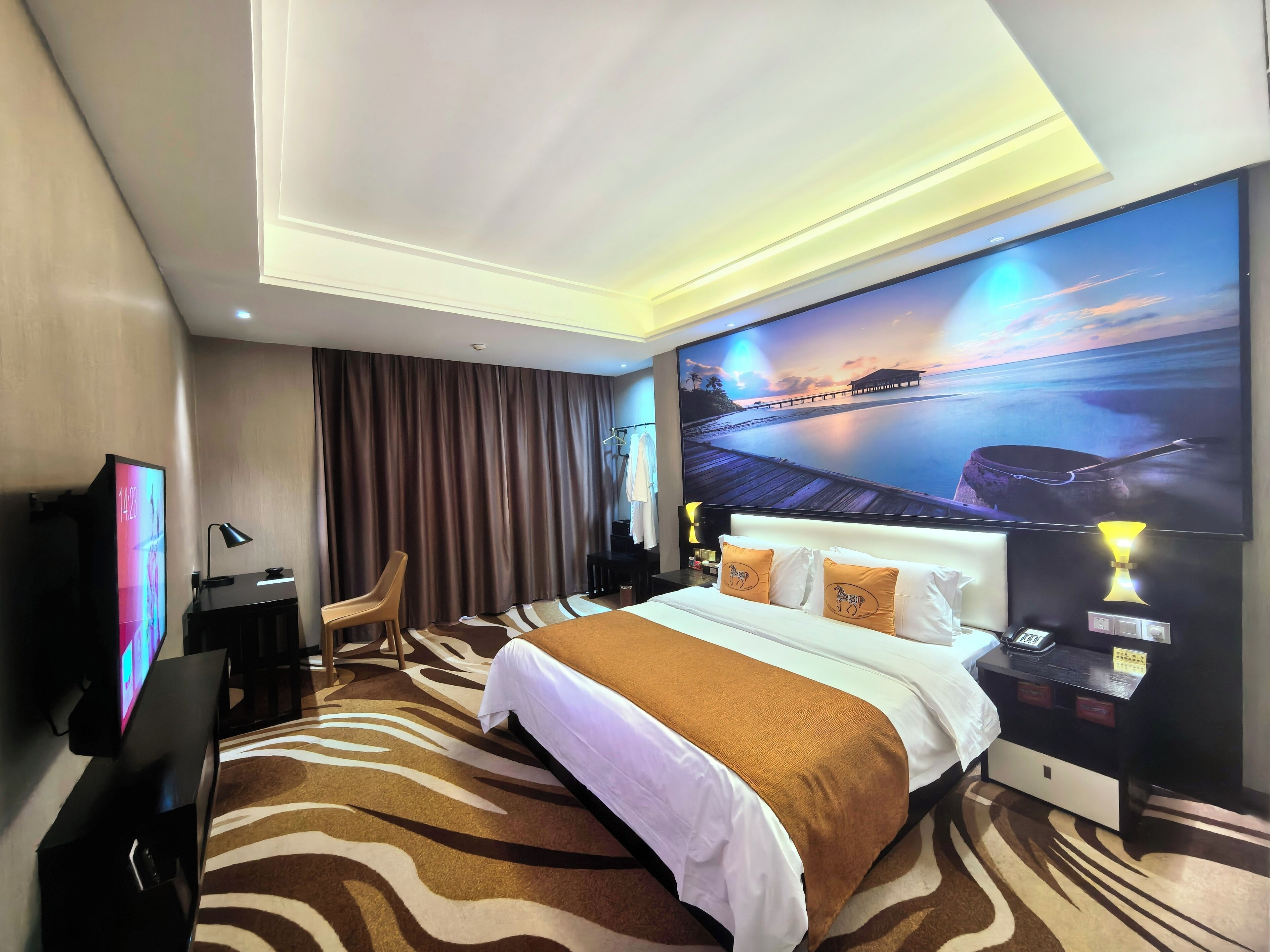 Executive Suite | Minibar, in-room safe, desk, blackout drapes