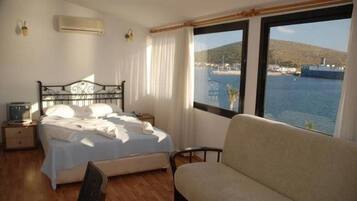 Suite, terrasse | Minibar, coffres-forts dans les chambres, fer et planche à repasser