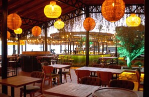 Se sirven desayunos, almuerzos y cenas; cocina turca