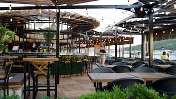 Petit déjeuner et déjeuner servis sur place, spécialités Cuisine turque