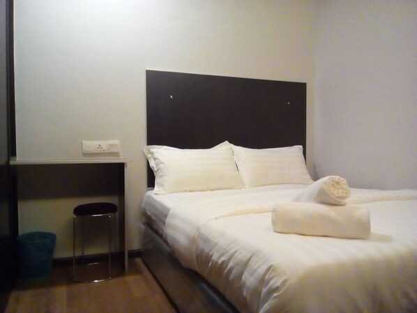 Standard Room | Desk, iron/ironing board, free WiFi - Hotel Portview (Pelabuhan Klang)