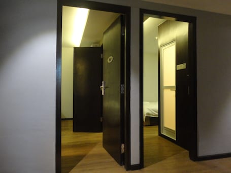 Desk, iron/ironing board, free WiFi. Hotel Portview