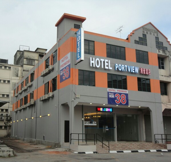 Un hotel chiamato "HOTEL PORTVIEW" con un cartello che indica un prezzo promozionale di RM 38.
