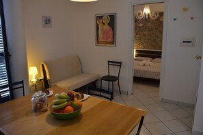 Triple Room | Living area | Flat-screen TV - Casa Aurora (Taormina)