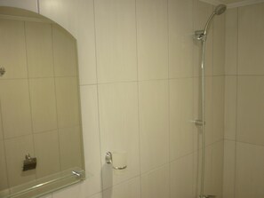 Articles de toilette gratuits, sèche-cheveux, serviettes fournies