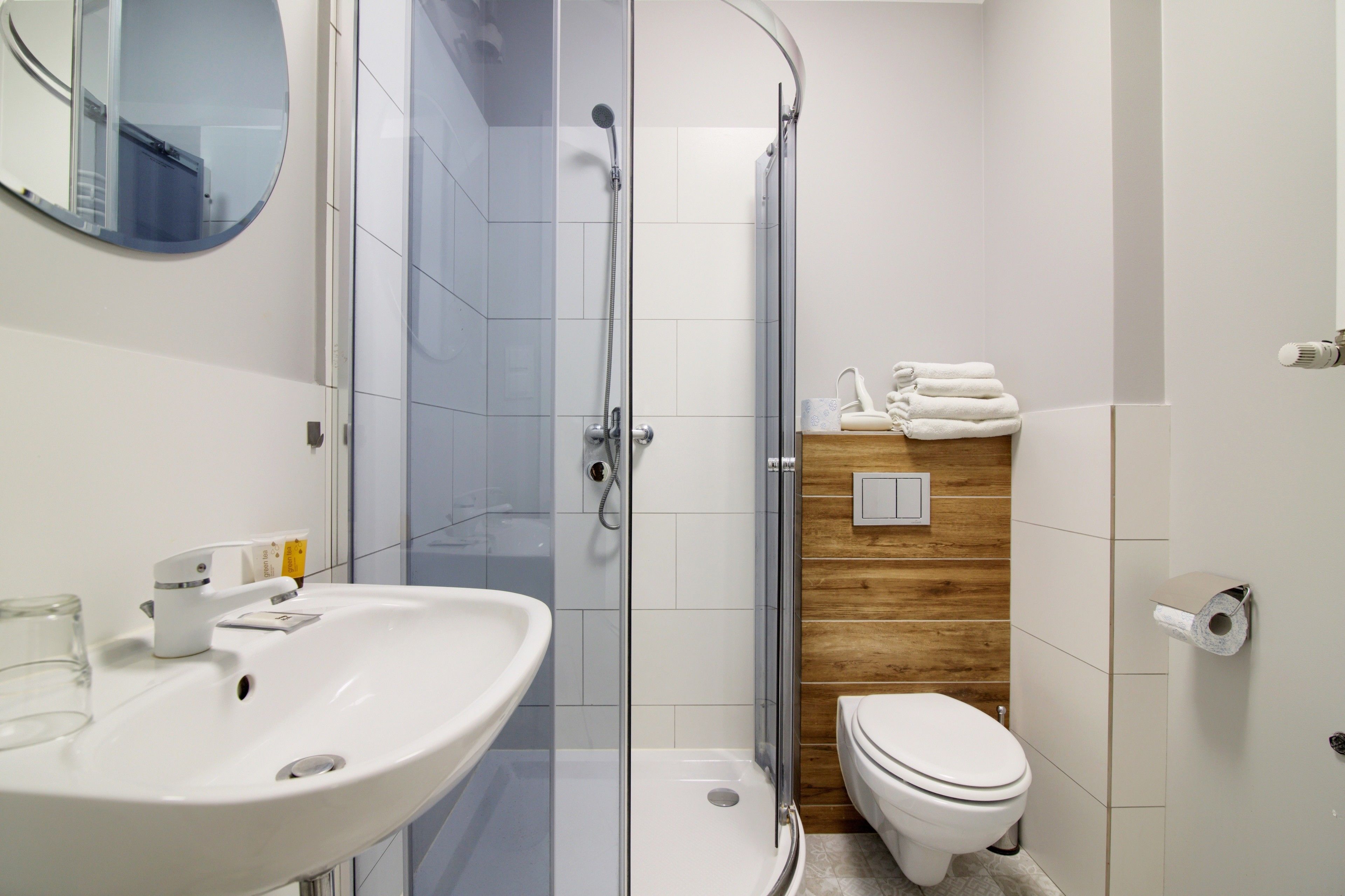 studio | private kitchen | fridge, stovetop, coffee/tea maker, electric kettle