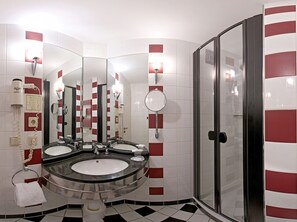 Deep soaking tub, free toiletries, towels