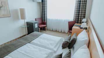 Ropa de cama de alta calidad y caja de seguridad en la habitación