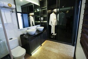 Suite | Baño | Ducha, artículos de higiene personal gratuitos y secador de pelo