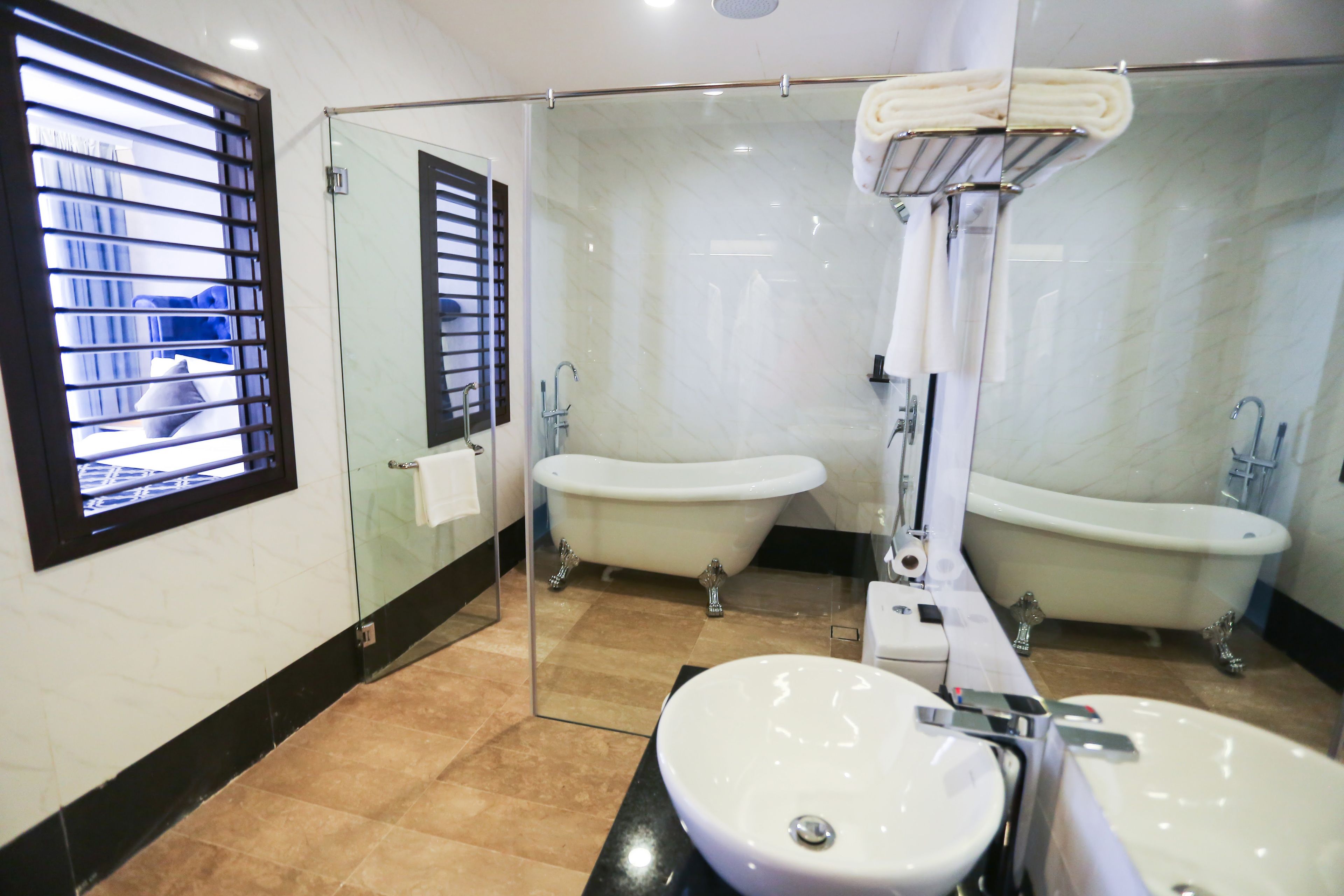suite | bathroom | shower, free toiletries, hair dryer, towels