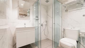 Shower, rainfall showerhead, free toiletries, hair dryer