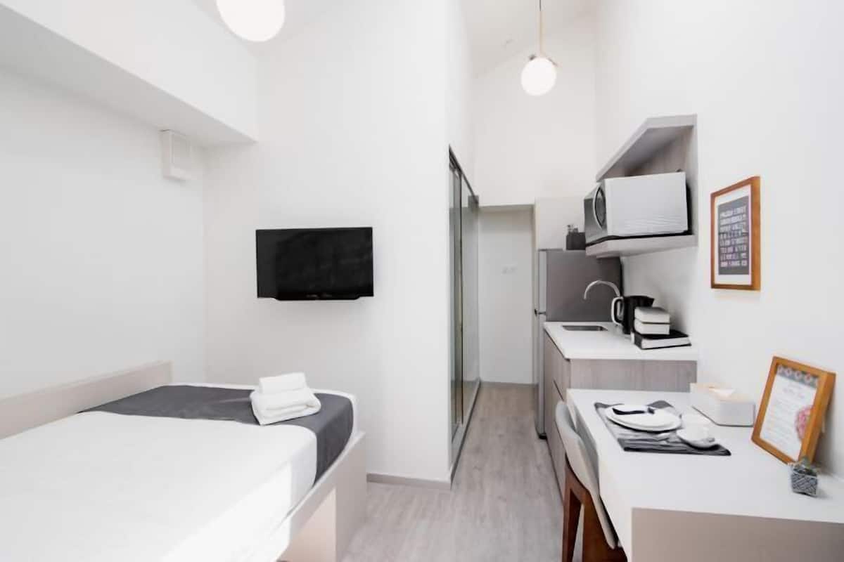 Caja de seguridad en la habitación y escritorio