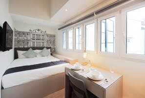 In-room safe, desk, laptop workspace, blackout curtains - Heritage Collection on Chinatown - A Digital ApartHotel (Singapore)