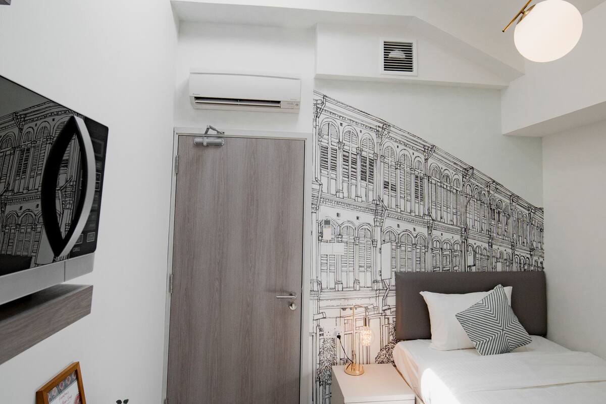 Studio Single (Skylight) | Peti besi dalam bilik, meja, ruang kerja komputer riba 