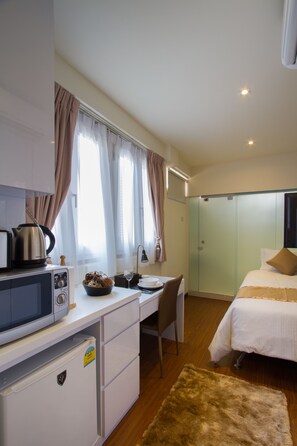 Habitación individual, 1 cama individual, cocineta (Studio) | Cocineta privada | Microondas, parrilla de estufa, tetera eléctrica y tostadora 