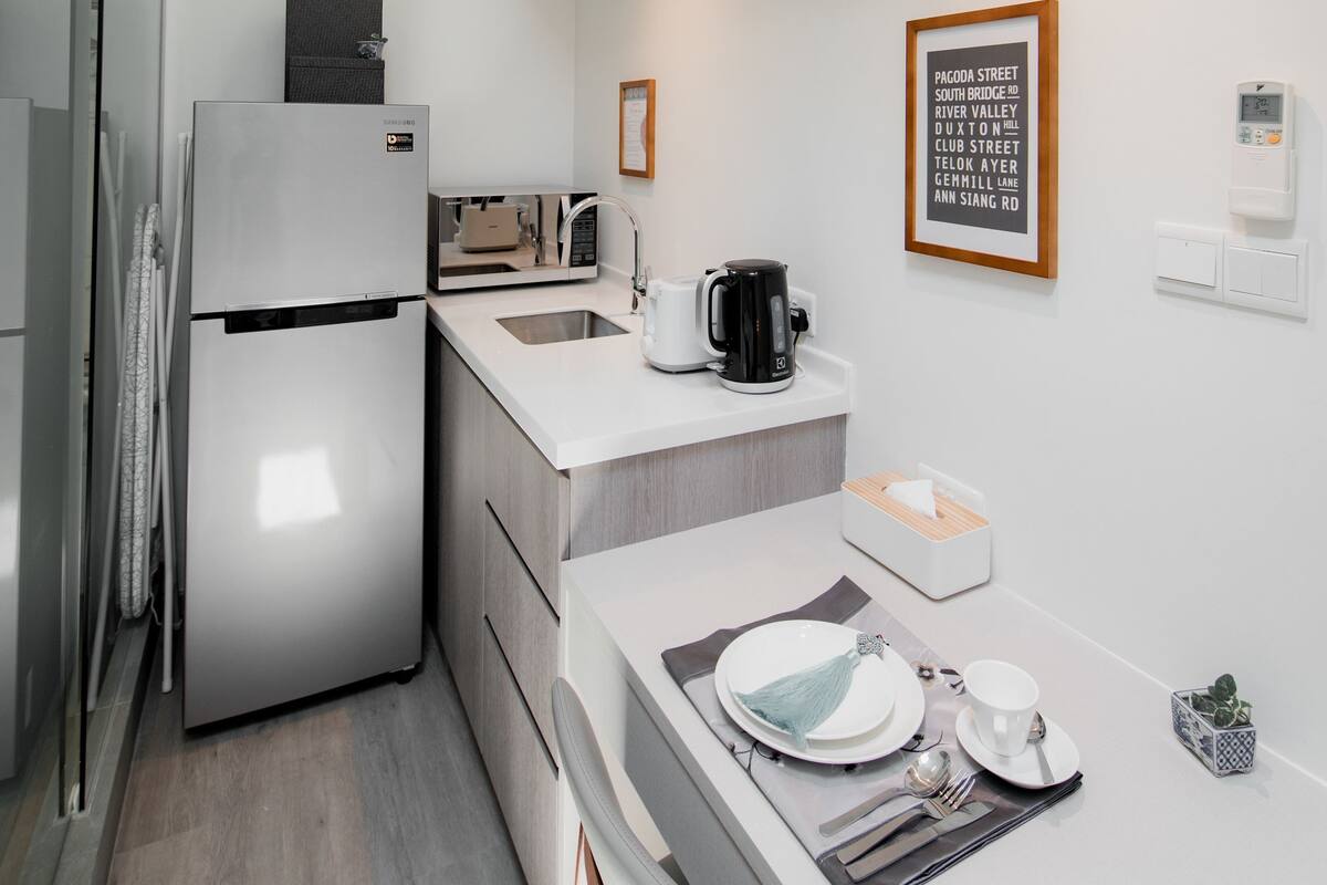 Studio Skylight | Peti besi dalam bilik, meja, ruang kerja komputer riba 