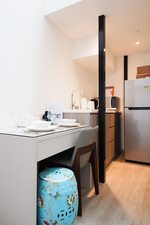 复式房 | 客房内保险箱、办公桌、笔记本电脑工作区、遮光窗帘