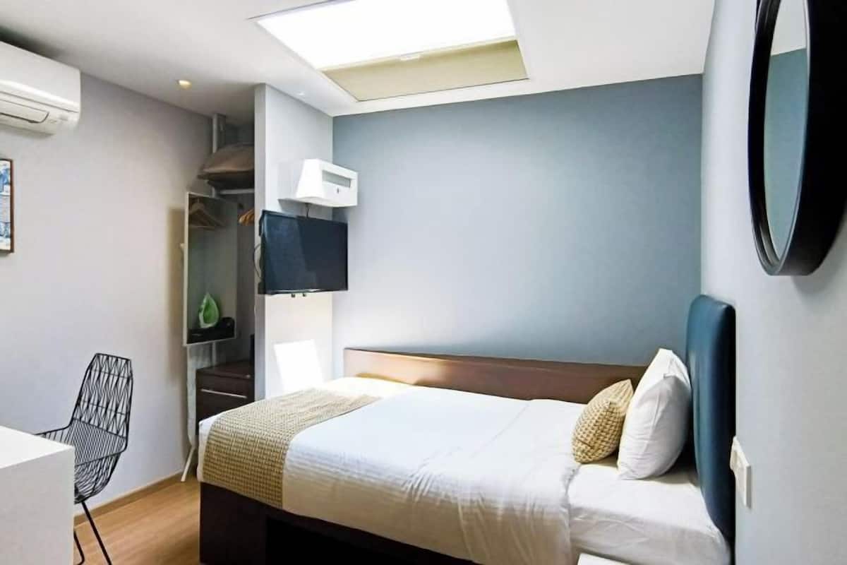 1 habitación, caja de seguridad en la habitación y escritorio