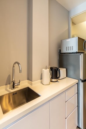 Fridge, microwave, electric kettle, toaster - Heritage Collection on Clarke Quay - A Digital ApartHotel (Singapore)