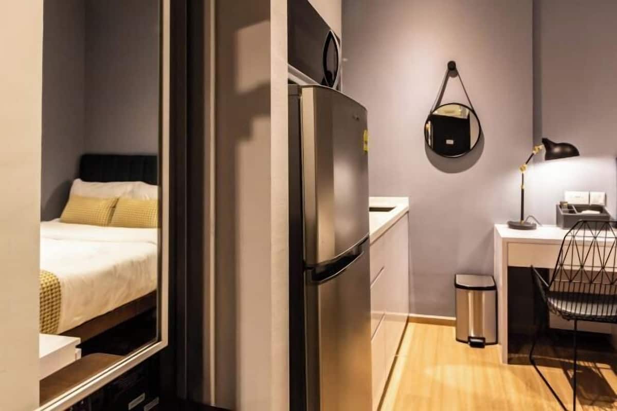 1 habitación, caja de seguridad en la habitación y escritorio