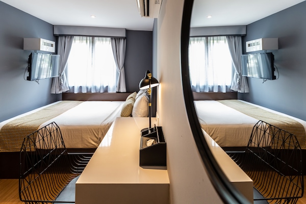 Premium Studio | In-room safe, desk, laptop workspace, blackout drapes