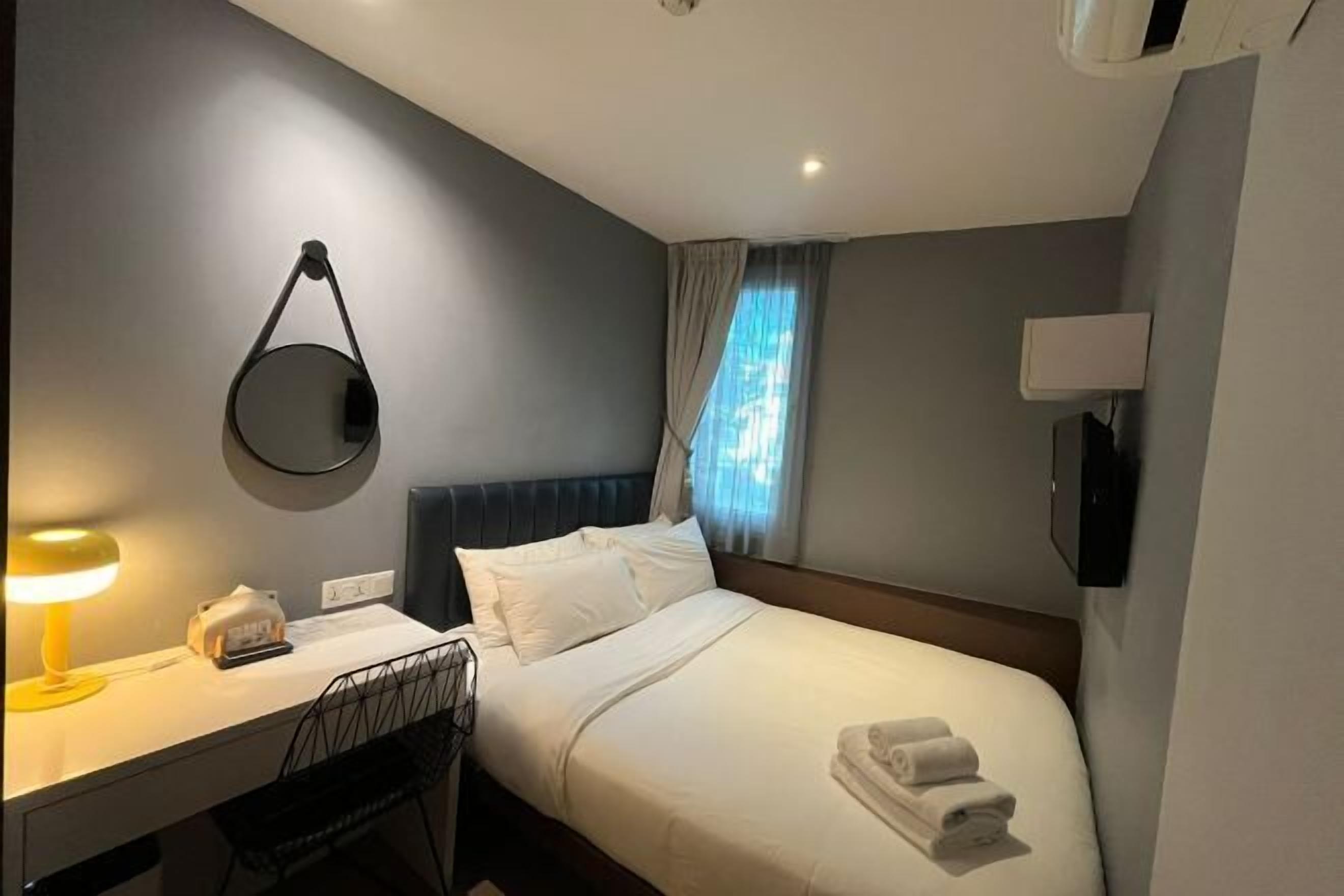 Caja de seguridad en la habitación y escritorio 