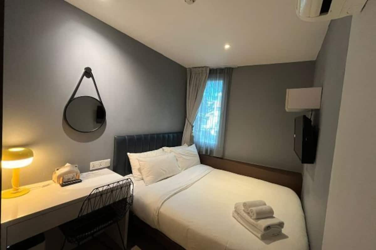 Caja de seguridad en la habitación y escritorio