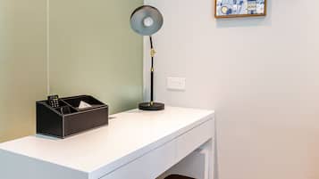 Studio Single | 1 bedroom, in-room safe, desk, laptop workspace