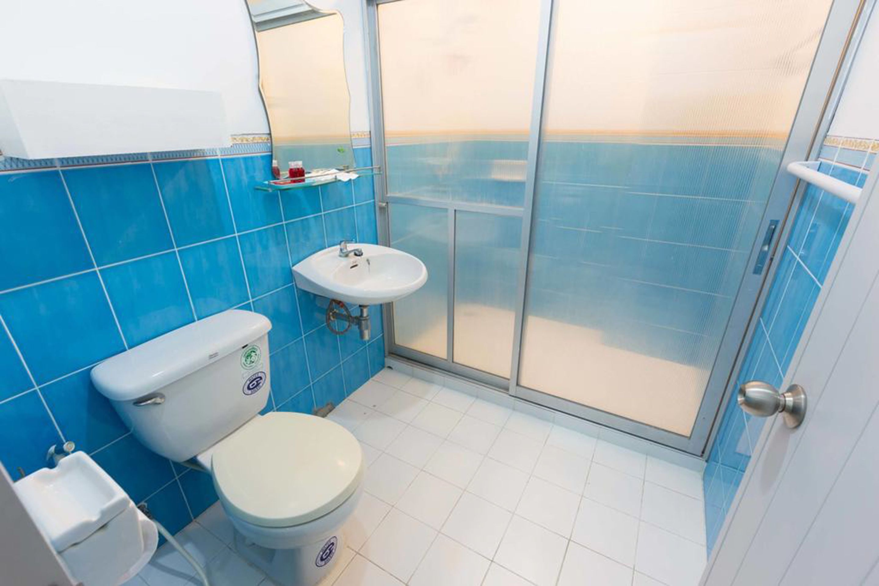 shower, free toiletries, towels