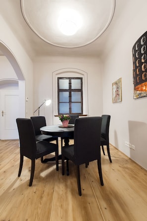 Apartamento, 2 quartos ( T3 ) | Opções para refeição no quarto