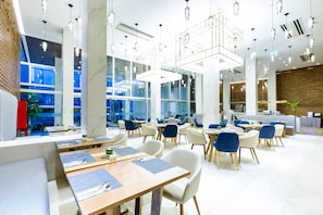 Der serveres morgenmad, frokost, aftensmad og internationale retter