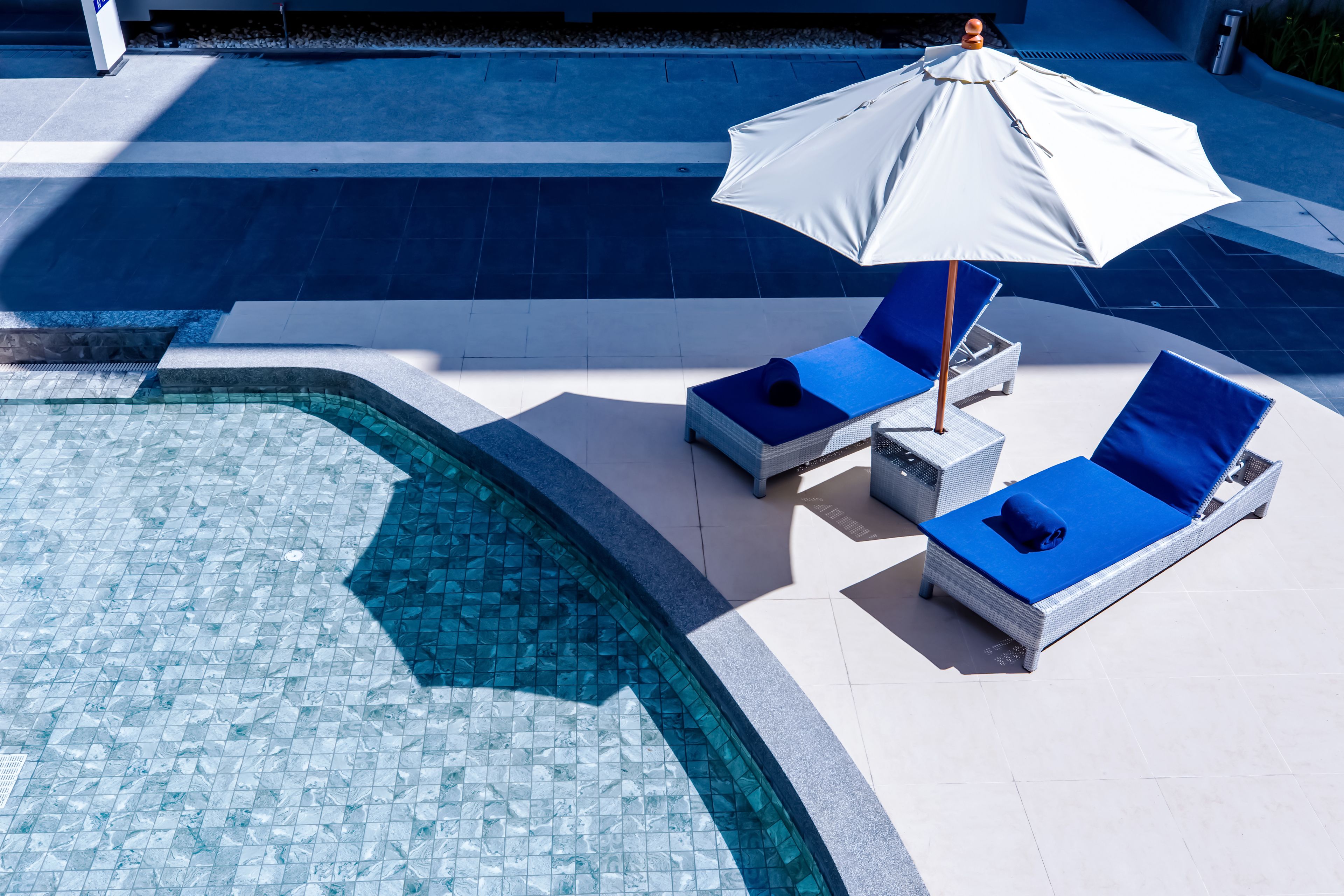 3 outdoor pools, open 8:00 am to 10:00 pm, pool umbrellas, pool loungers